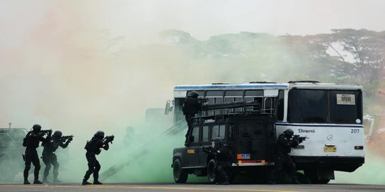 Aksi pembebasan sandera dan manuver jet tempur ramaikan HUT TNI AU