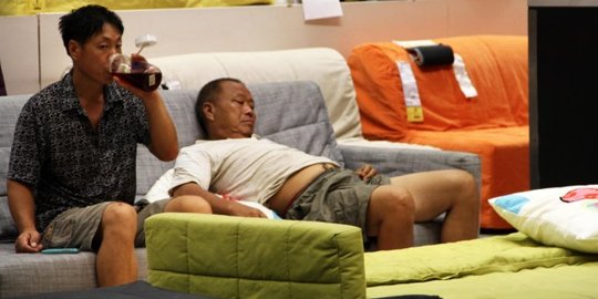 Toko IKEA China pusing, orang numpang tidur di kasur berjam-jam