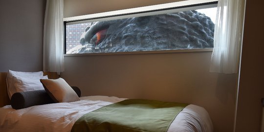 Menikmati sensasi menegangkan tidur di 'Kamar Godzilla'