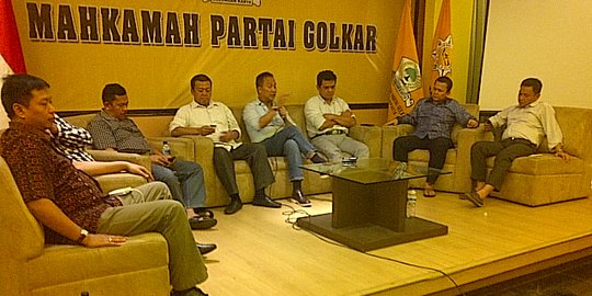 Menyebrang ke kubu Agung Laksono, Ketua Golkar Surabaya dipecat