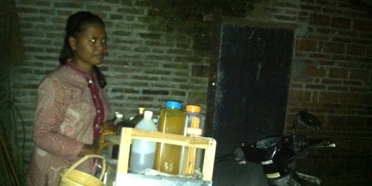 Tanpa dibantu ibu, sarjana ber-IPK 3,49 belajar meracik jamu sendiri