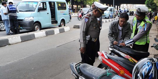 Polisi hendak tilang pemotor karena tak pakai helm, ternyata maling