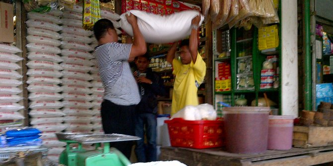 BBM naik, masyarakat keluhkan harga sembako ikut meroket 