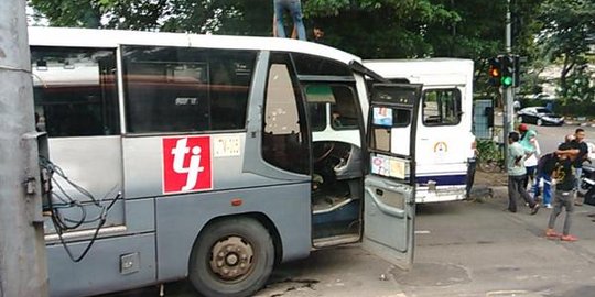 TransJakarta serempet PPD dan patah as di Halimun bikin macet