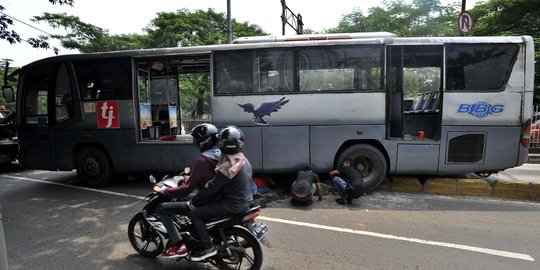 Sopir ngantuk, bus Transjakarta tersangkut separator di Dukuh Atas