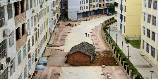 Menolak digusur, rumah ini berdiri di tengah jalan & gedung tinggi