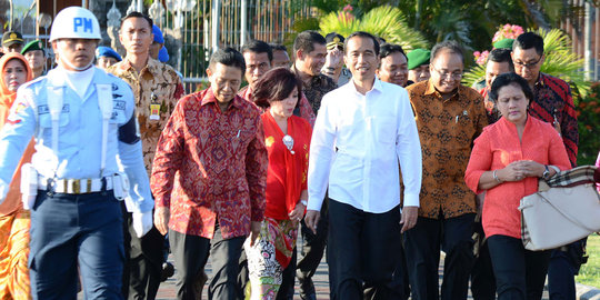 Blusukan ke pasar modern BSD bareng Airin, Jokowi beli rambutan