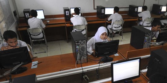 Komputer terbatas, siswa SMKN 46 Jakarta gantian kerjakan soal UN