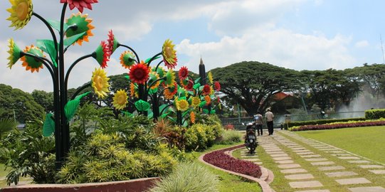 Banyak bunga plastik di Taman Tugu, jargon Malang Kota Bunga berubah
