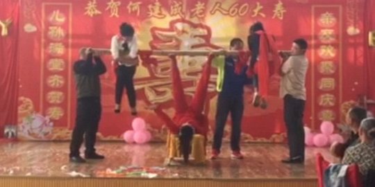 Video heboh wanita perkasa di China angkat banyak orang pakai kaki