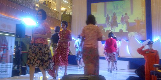 Peringati Hari Kartini, puluhan wanita TNI AU unjuk gigi di catwalk