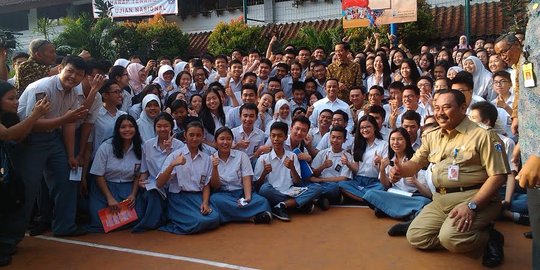 Pantau UN di SMAN 2, Jokowi, Ahok dan Anies selfie bareng siswa