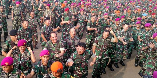 Bangun solidaritas, panglima & prajurit TNI goyang dumang bareng