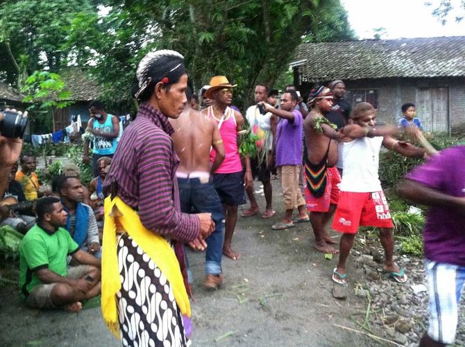 mahasiswa papua bakar batu di lereng merapi