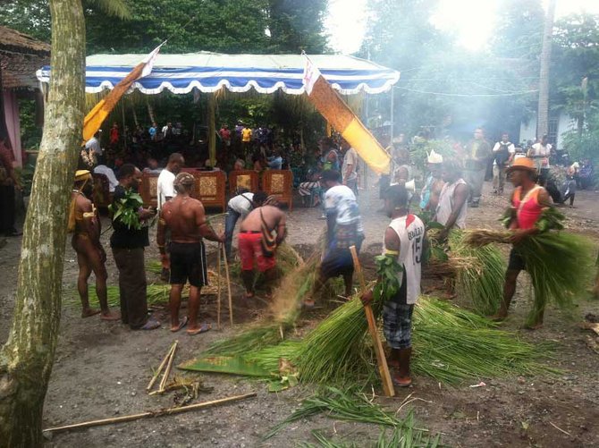 mahasiswa papua bakar batu di lereng merapi