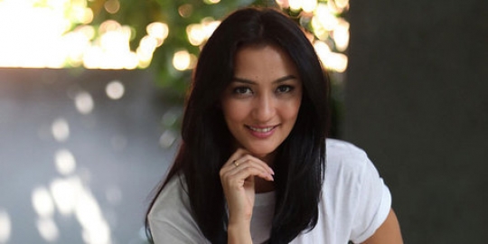 Konflik psikologis Atiqah Hasiholan yang idealis, seperti apa?