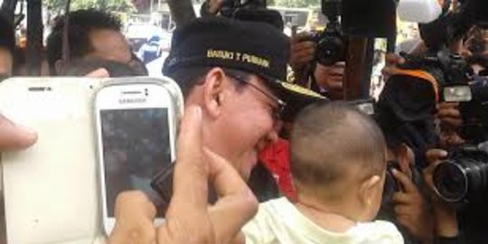 Ketika Ahok ditodong ibu-ibu di Tanah Abang jadi tukang momong bayi