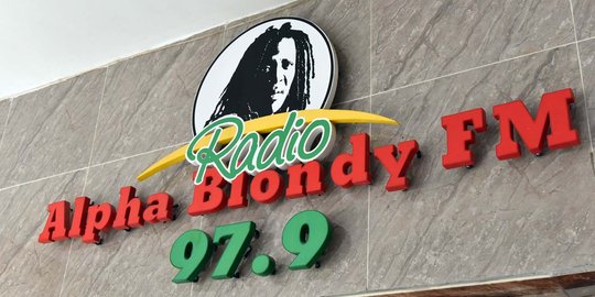 Mengunjungi stasiun radio milik sang legendaris Reggae Alpha Blondy