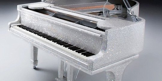 Piano buat Sheikh Qatar ini bertabur kristal senilai Rp 8 miliar