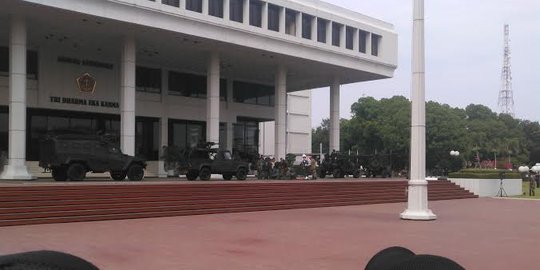 Beraksi di depan Jokowi, prajurit jatuh dari atas gedung 