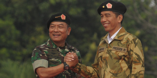 Ini gaya Jokowi pakai baret pasukan khusus TNI