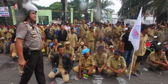 Puluhan pamong desa demonstrasi tuntut Undang Undang Desa direvisi