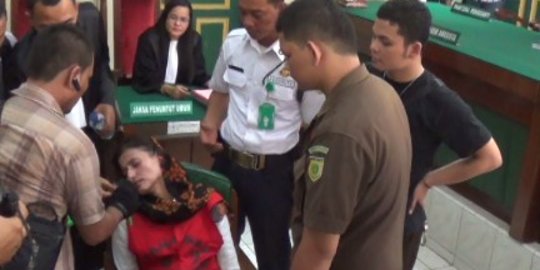 Jalani sidang perdana di Medan, terdakwa Bibi Radika pingsan