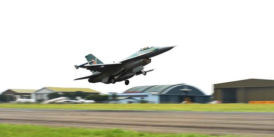 Mulai Juni 2015, seluruh F-16 TNI AU dipasangi drag chute
