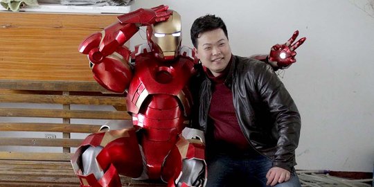 Uniknya kostum Iron Man dari plastik buatan pria China