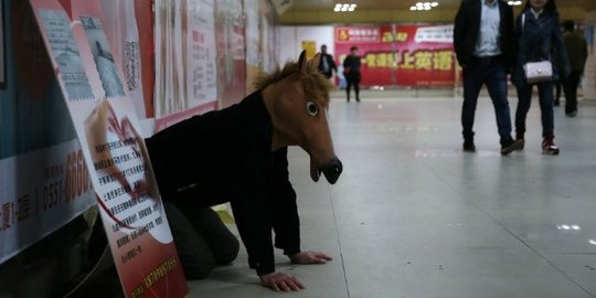 ayah ini rela jadi kuda kudaan dibayar rp 12 ribu rev2