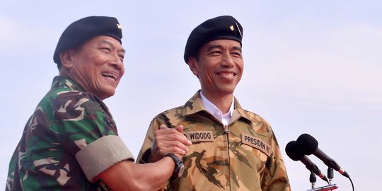 Jokowi diberi baret TNI oleh Moeldoko, ini tanggapan Fadli Zon