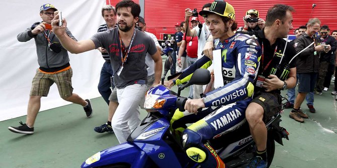 Gaya Rossi naik motor bebek di MotoGP Argentina