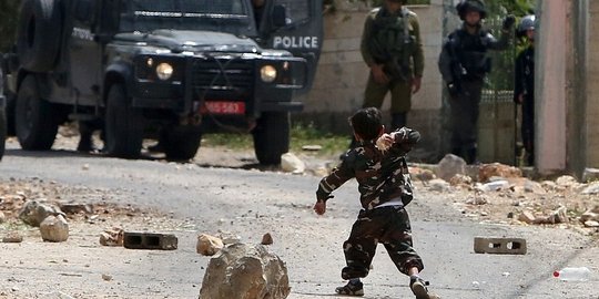 Foto Bocah 5 tahun sendirian hadapi polisi Israel bikin geger