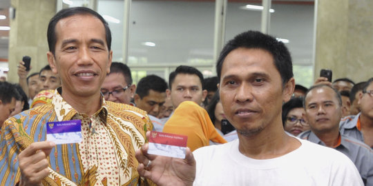 Jokowi saat bagikan KIS & KIP: Jangan lagi ngomong presiden omdo