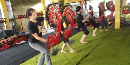 Gemulai gadis penari tradisional Kediri siap sambut KAA