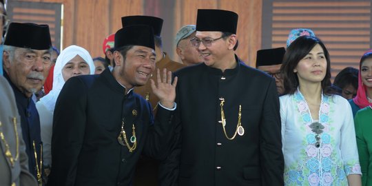 Di akhir masa jabatan Ahok ingin berfoto pakai baju  adat  