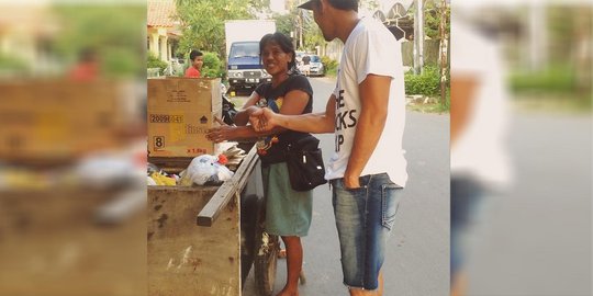 Foto ini bikin haru, pemulung berkaki satu tetap gigih bekerja