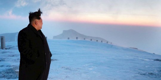 Senyum Kim Jong-un nikmati sunrise di atas gunung tertinggi Korut