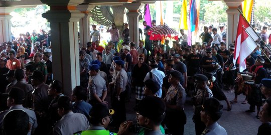 Massa kepung DPRD Bali, minta reklamasi Benoa segera direalisasikan