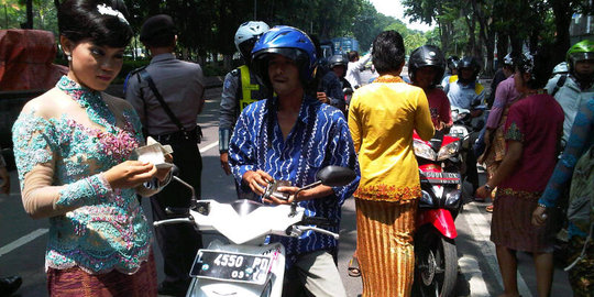 Kenakan kebaya, Polwan Polres Pelabuhan Tanjung Perak gelar razia