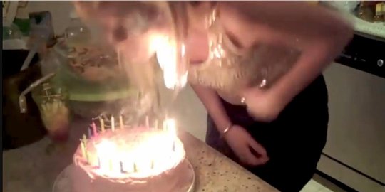 Tiup kue ulang tahun, perempuan ini malah bakar rambutnya sendiri