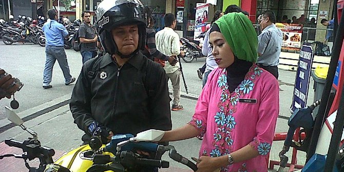 Hari Kartini, karyawati SPBU di Medan pakai kebaya 