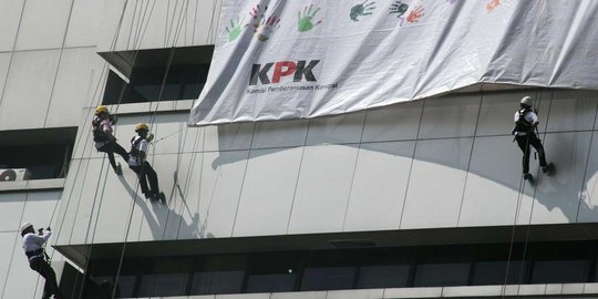 Aksi pemanjat wanita bentangkan spanduk raksasa di Gedung KPK