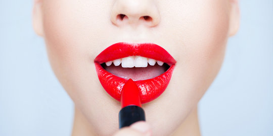 7 kesalahan dalam memakai lipstik yang perlu dihindari