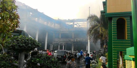Kantor Bank Aceh terbakar, gubernur dan wali kota turun ke lokasi