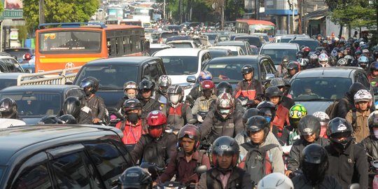 Parahnya macet di Jalan Tendean akibat pengalihan arus KAA