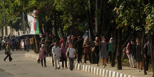 Imbas pengalihan arus KAA, pegawai kantoran terpaksa jalan kaki