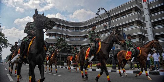 Aksi pasukan berkuda TNI siap amankan KAA di Bandung