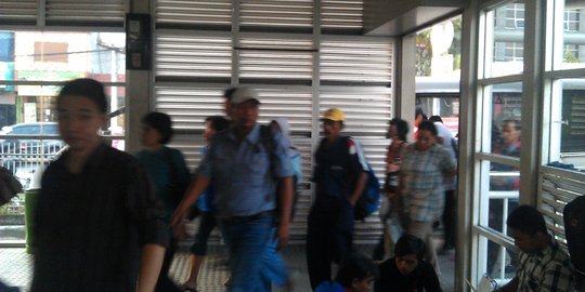 Atasi penumpukan penumpang, Transjakarta terapkan sistem buka tutup