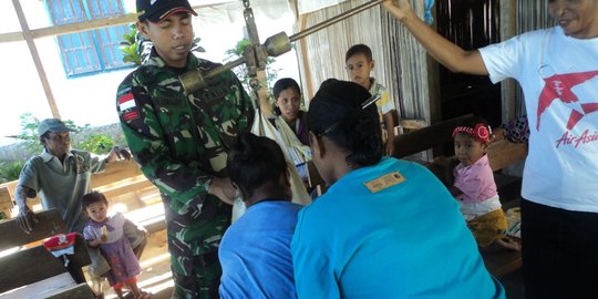 Kisah prajurit Kostrad bantu bidan desa terpencil di perbatasan RI